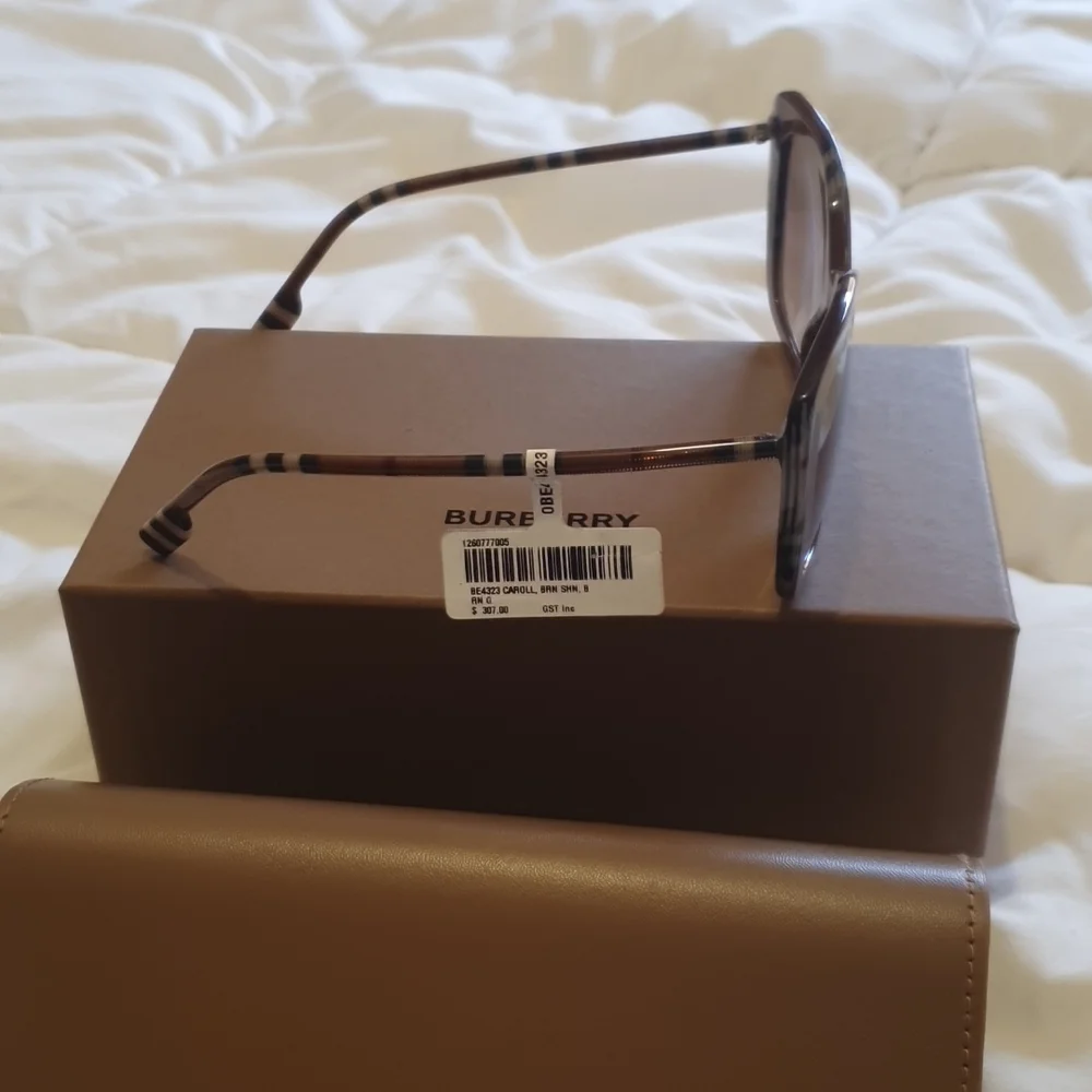Burberry sunglasses NWT - Picture 3 of 5